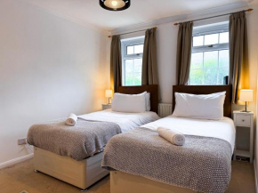 Central, Close To Station & Hospital Sleeps 5, Book Now